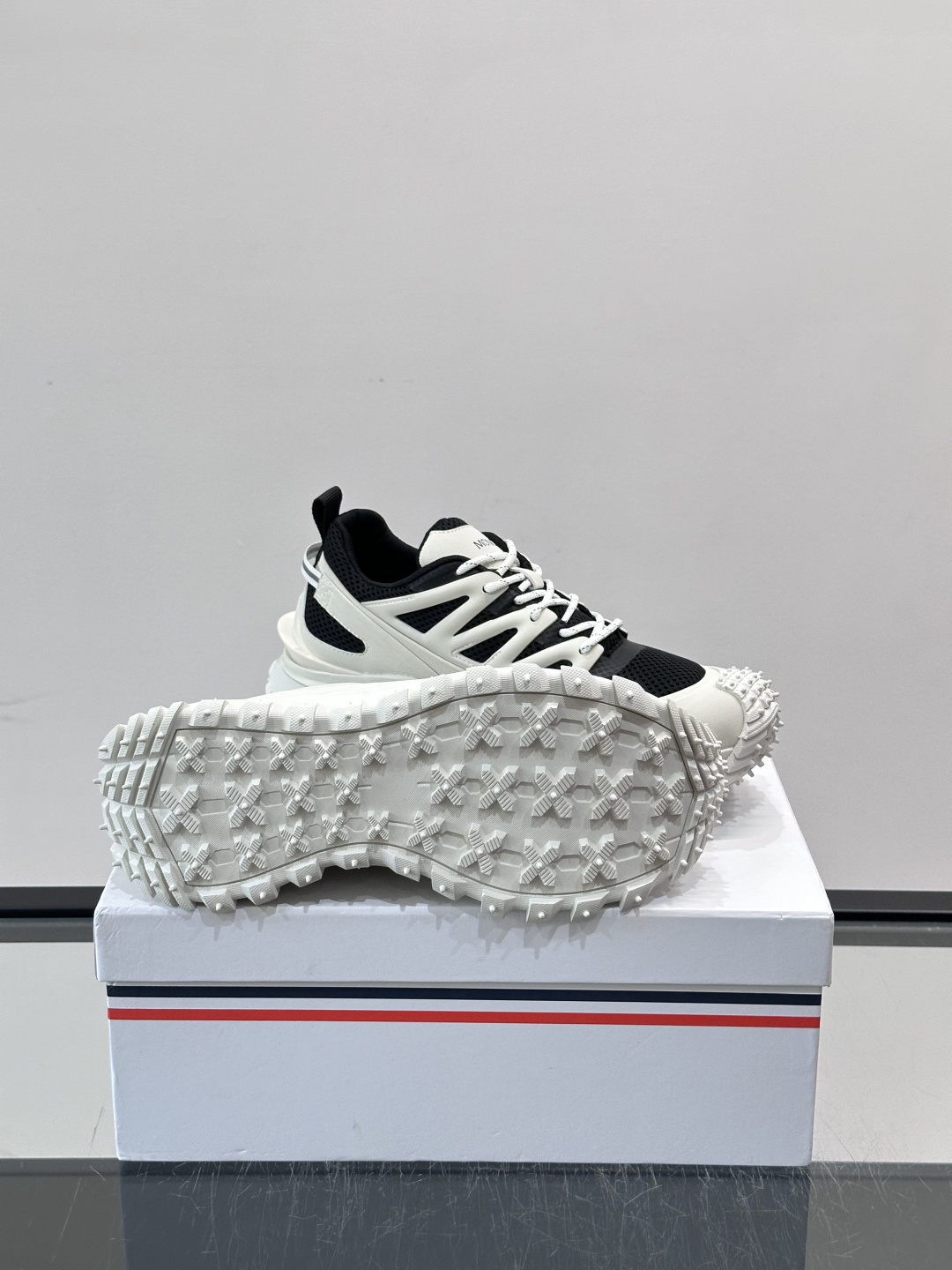 👟Moncler 2026秋季新款网面运动鞋,透气网布+皮革拼接,简约又有机能感。厚底设计,缓震舒适,适合通勤、旅行、户 👟Moncler 2026秋季新款网面运动鞋,透气网布+皮革拼接,简约又有机能感。厚底设计,缓震舒适,适合通勤、旅行、户