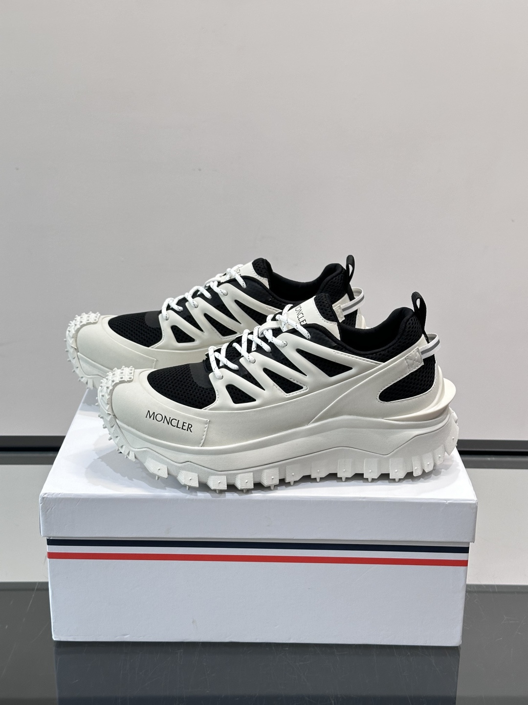 👟Moncler 2026秋季新款网面运动鞋,透气网布+皮革拼接,简约又有机能感。厚底设计,缓震舒适,适合通勤、旅行、户 👟Moncler 2026秋季新款网面运动鞋,透气网布+皮革拼接,简约又有机能感。厚底设计,缓震舒适,适合通勤、旅行、户
