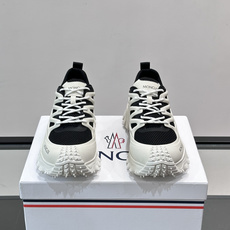 👟Moncler 2026秋季新款网面运动鞋,透气网布+皮革拼接,简约又有机能感。厚底设计,缓震舒适,适合通勤、旅行、户 👟Moncler 2026秋季新款网面运动鞋,透气网布+皮革拼接,简约又有机能感。厚底设计,缓震舒适,适合通勤、旅行、户