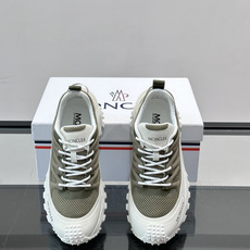 👟Moncler 2026秋季新款网面运动鞋,透气网布+皮革拼接,简约又有机能感。厚底设计,缓震舒适,适合通勤、旅行、户 👟Moncler 2026秋季新款网面运动鞋,透气网布+皮革拼接,简约又有机能感。厚底设计,缓震舒适,适合通勤、旅行、户