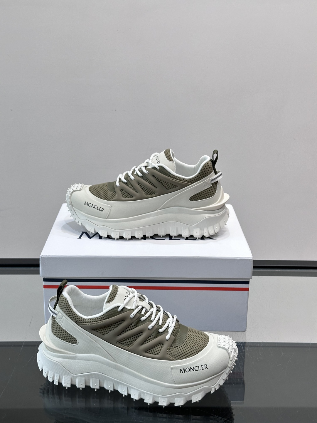 👟Moncler 2026秋季新款网面运动鞋,透气网布+皮革拼接,简约又有机能感。厚底设计,缓震舒适,适合通勤、旅行、户 👟Moncler 2026秋季新款网面运动鞋,透气网布+皮革拼接,简约又有机能感。厚底设计,缓震舒适,适合通勤、旅行、户