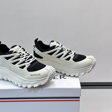 👟Moncler 2026秋季新款网面运动鞋,透气网布+皮革拼接,简约又有机能感。厚底设计,缓震舒适,适合通勤、旅行、户 👟Moncler 2026秋季新款网面运动鞋,透气网布+皮革拼接,简约又有机能感。厚底设计,缓震舒适,适合通勤、旅行、户