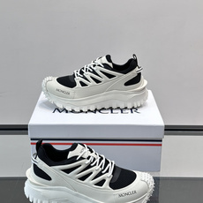👟Moncler 2026秋季新款网面运动鞋,透气网布+皮革拼接,简约又有机能感。厚底设计,缓震舒适,适合通勤、旅行、户 👟Moncler 2026秋季新款网面运动鞋,透气网布+皮革拼接,简约又有机能感。厚底设计,缓震舒适,适合通勤、旅行、户
