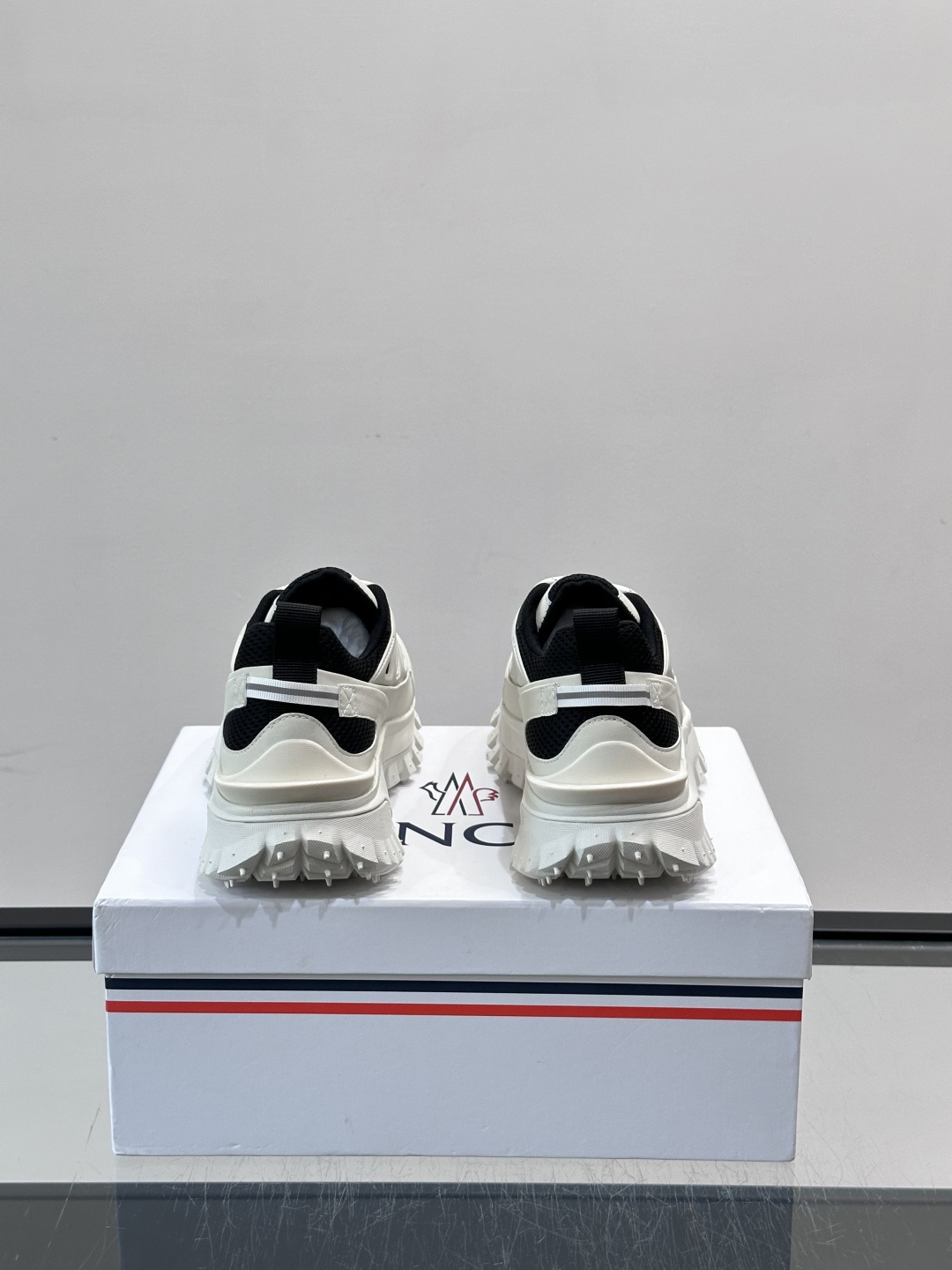 👟Moncler 2026秋季新款网面运动鞋,透气网布+皮革拼接,简约又有机能感。厚底设计,缓震舒适,适合通勤、旅行、户 👟Moncler 2026秋季新款网面运动鞋,透气网布+皮革拼接,简约又有机能感。厚底设计,缓震舒适,适合通勤、旅行、户