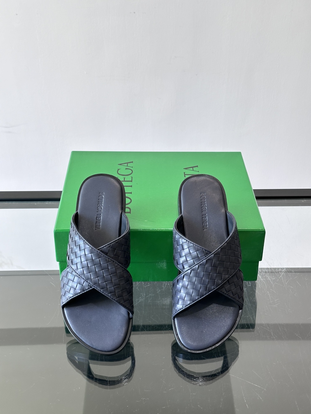 BV新款男士真皮大底拖鞋,设计简约又时髦,全手工编织鞋面,鞋底轻便舒适,适合日常或度假穿搭。意大利工艺,细节精致,品牌标 BV新款男士真皮大底拖鞋,设计简约又时髦,全手工编织鞋面,鞋底轻便舒适,适合日常或度假穿搭。意大利工艺,细节精致,品牌标