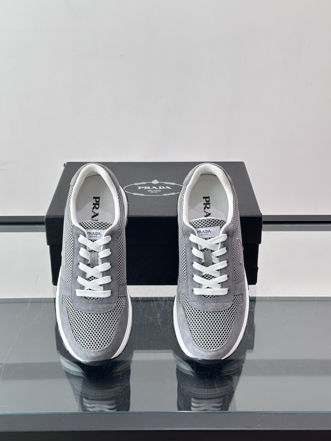👟Prada网布运动鞋,采用透气网布+皮革拼接,简约又有辨识度✨,白色橡胶鞋底舒适耐磨,日常穿搭或轻运动都OK!鞋舌和鞋 👟Prada网布运动鞋,采用透气网布+皮革拼接,简约又有辨识度✨,白色橡胶鞋底舒适耐磨,日常穿搭或轻运动都OK!鞋舌和鞋