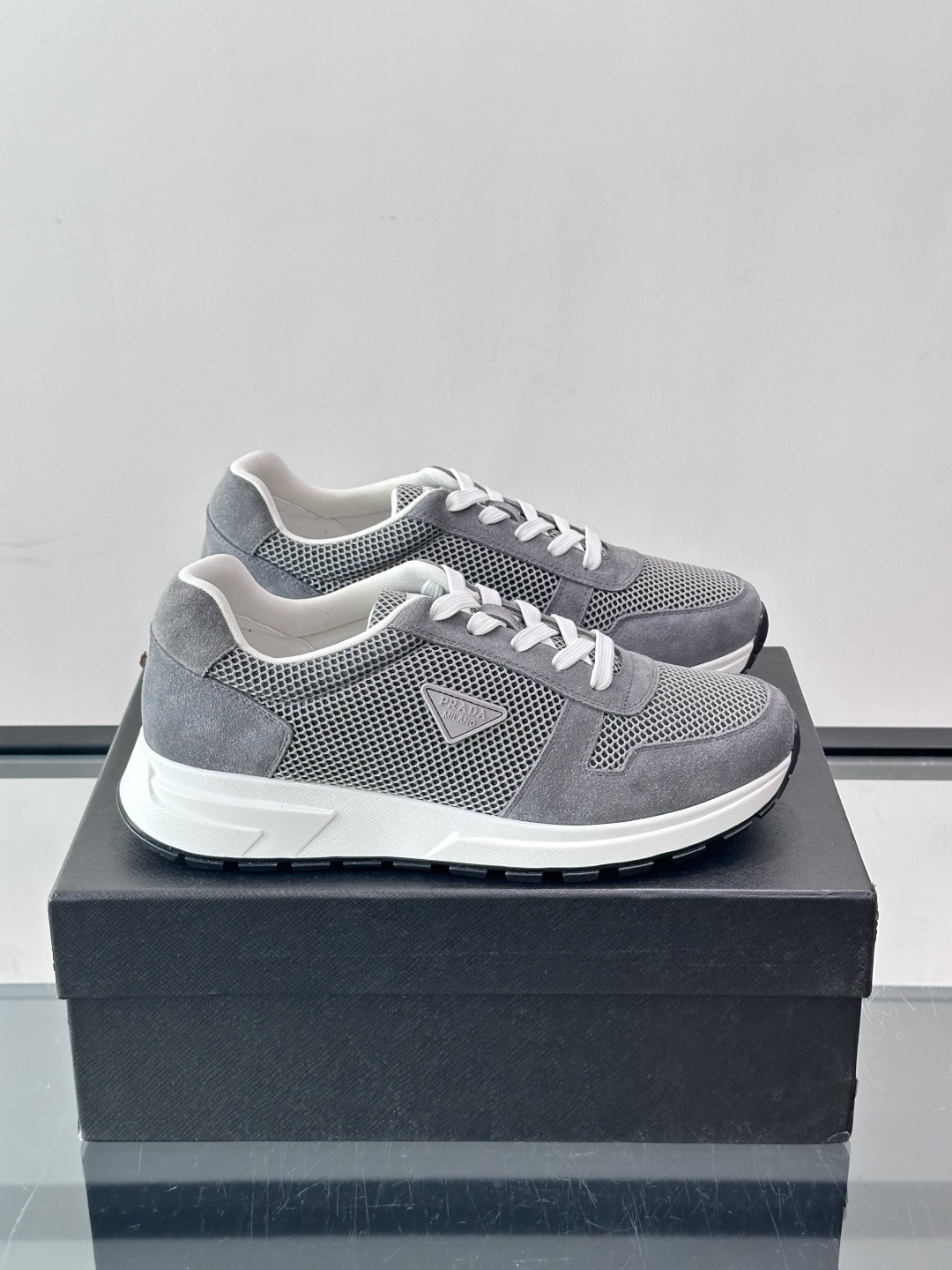 👟Prada网布运动鞋，采用透气网布+皮革拼接，简约又有辨识度✨，白色橡胶鞋底舒适耐磨，日常穿搭或轻运动都OK！鞋舌和鞋