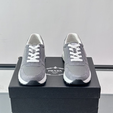 👟Prada网布运动鞋,采用透气网布+皮革拼接,简约又有辨识度✨,白色橡胶鞋底舒适耐磨,日常穿搭或轻运动都OK!鞋舌和鞋 👟Prada网布运动鞋,采用透气网布+皮革拼接,简约又有辨识度✨,白色橡胶鞋底舒适耐磨,日常穿搭或轻运动都OK!鞋舌和鞋
