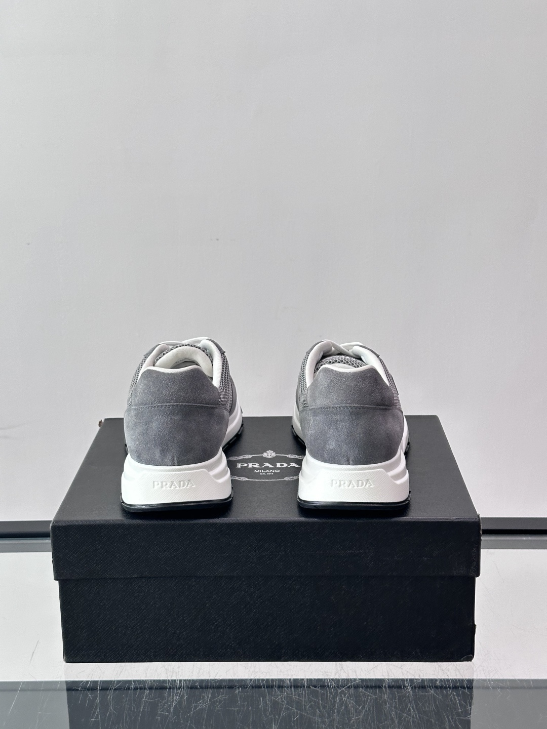 👟Prada网布运动鞋,采用透气网布+皮革拼接,简约又有辨识度✨,白色橡胶鞋底舒适耐磨,日常穿搭或轻运动都OK!鞋舌和鞋 👟Prada网布运动鞋,采用透气网布+皮革拼接,简约又有辨识度✨,白色橡胶鞋底舒适耐磨,日常穿搭或轻运动都OK!鞋舌和鞋