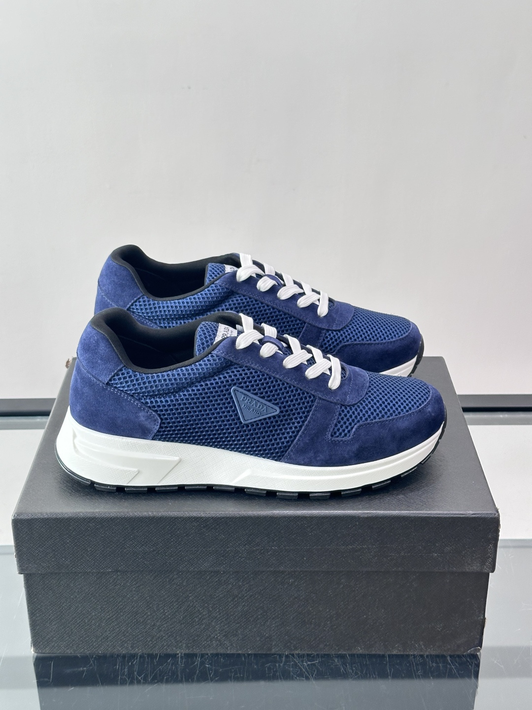 👟Prada网布运动鞋，采用透气网布+皮革拼接，简约又有辨识度✨，白色橡胶鞋底舒适耐磨，日常穿搭或轻运动都OK！鞋舌和鞋