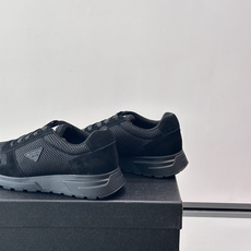 👟Prada网布运动鞋,采用透气网布+皮革拼接,简约又有辨识度✨,白色橡胶鞋底舒适耐磨,日常穿搭或轻运动都OK!鞋舌和鞋 👟Prada网布运动鞋,采用透气网布+皮革拼接,简约又有辨识度✨,白色橡胶鞋底舒适耐磨,日常穿搭或轻运动都OK!鞋舌和鞋