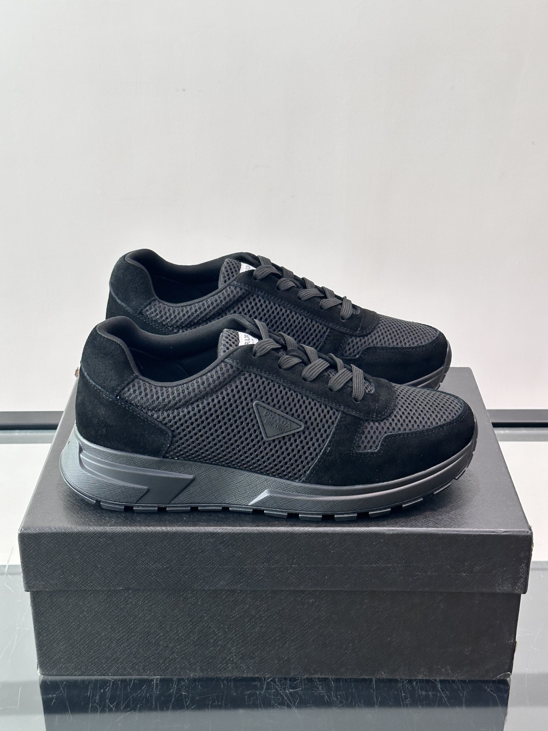 👟Prada网布运动鞋，采用透气网布+皮革拼接，简约又有辨识度✨，白色橡胶鞋底舒适耐磨，日常穿搭或轻运动都OK！鞋舌和鞋