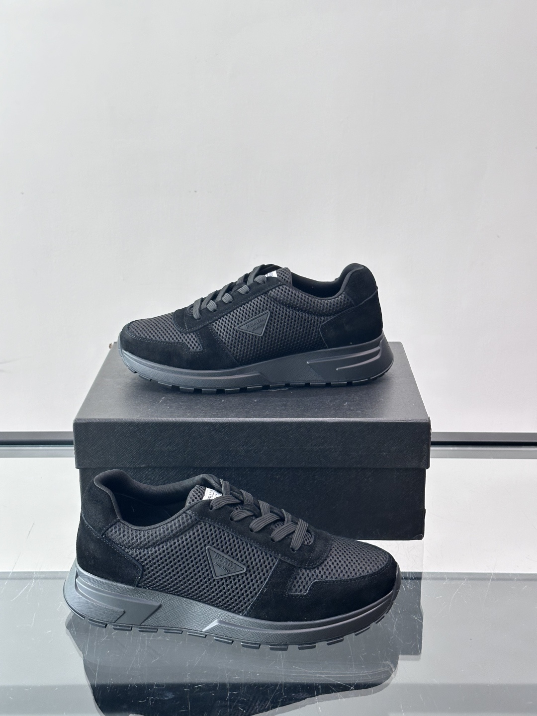 👟Prada网布运动鞋,采用透气网布+皮革拼接,简约又有辨识度✨,白色橡胶鞋底舒适耐磨,日常穿搭或轻运动都OK!鞋舌和鞋 👟Prada网布运动鞋,采用透气网布+皮革拼接,简约又有辨识度✨,白色橡胶鞋底舒适耐磨,日常穿搭或轻运动都OK!鞋舌和鞋