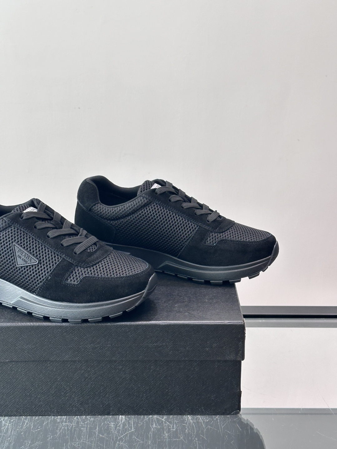 👟Prada网布运动鞋,采用透气网布+皮革拼接,简约又有辨识度✨,白色橡胶鞋底舒适耐磨,日常穿搭或轻运动都OK!鞋舌和鞋 👟Prada网布运动鞋,采用透气网布+皮革拼接,简约又有辨识度✨,白色橡胶鞋底舒适耐磨,日常穿搭或轻运动都OK!鞋舌和鞋