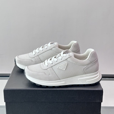 👟Prada网布运动鞋,采用透气网布+皮革拼接,简约又有辨识度✨,白色橡胶鞋底舒适耐磨,日常穿搭或轻运动都OK!鞋舌和鞋 👟Prada网布运动鞋,采用透气网布+皮革拼接,简约又有辨识度✨,白色橡胶鞋底舒适耐磨,日常穿搭或轻运动都OK!鞋舌和鞋