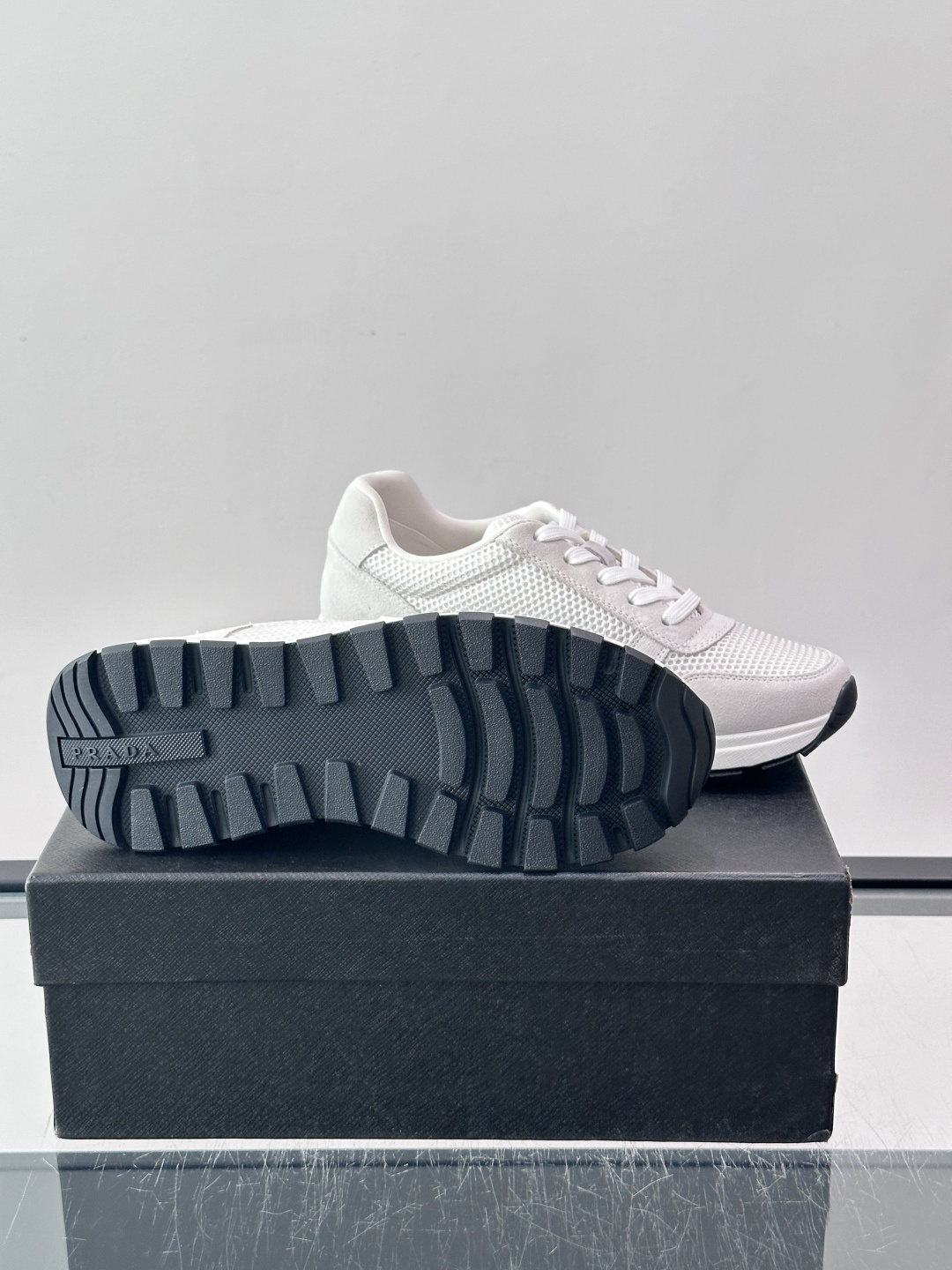 👟Prada网布运动鞋,采用透气网布+皮革拼接,简约又有辨识度✨,白色橡胶鞋底舒适耐磨,日常穿搭或轻运动都OK!鞋舌和鞋 👟Prada网布运动鞋,采用透气网布+皮革拼接,简约又有辨识度✨,白色橡胶鞋底舒适耐磨,日常穿搭或轻运动都OK!鞋舌和鞋