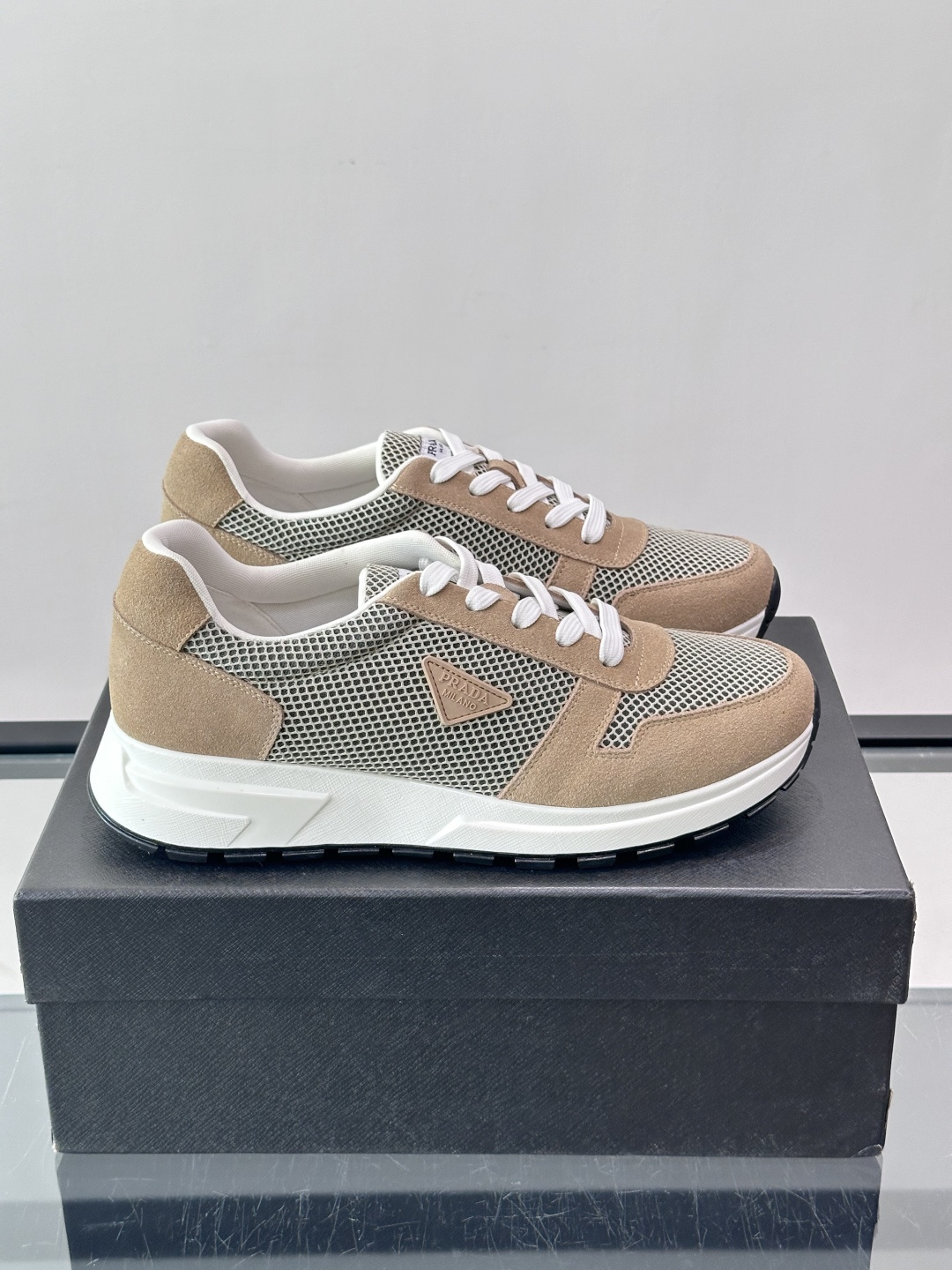 👟Prada网布运动鞋，采用透气网布+皮革拼接，简约又有辨识度✨，白色橡胶鞋底舒适耐磨，日常穿搭或轻运动都OK！鞋舌和鞋
