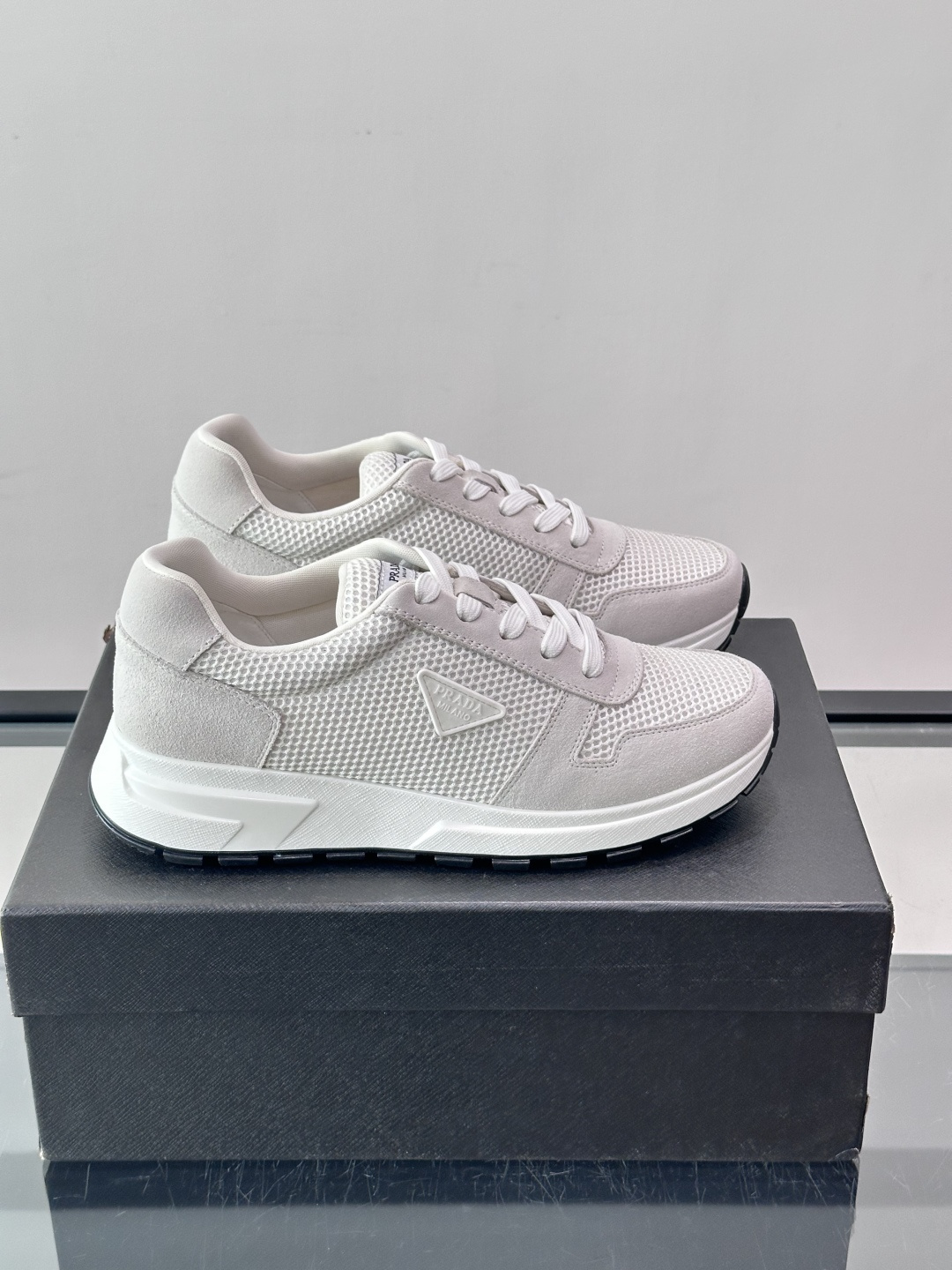 👟Prada网布运动鞋，采用透气网布+皮革拼接，简约又有辨识度✨，白色橡胶鞋底舒适耐磨，日常穿搭或轻运动都OK！鞋舌和鞋
