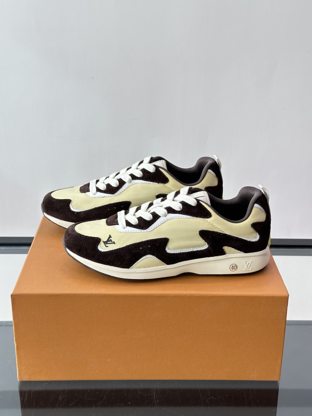 LV DROP-360 运动鞋 LV DROP-360 运动鞋因其仅 300 克的重量而得名，为绒面牛皮革搭配印有 Mo