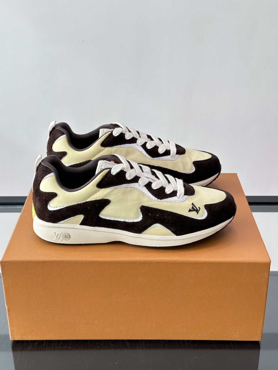 LV DROP-360 运动鞋 LV DROP-360 运动鞋因其仅 300 克的重量而得名，为绒面牛皮革搭配印有 Mo