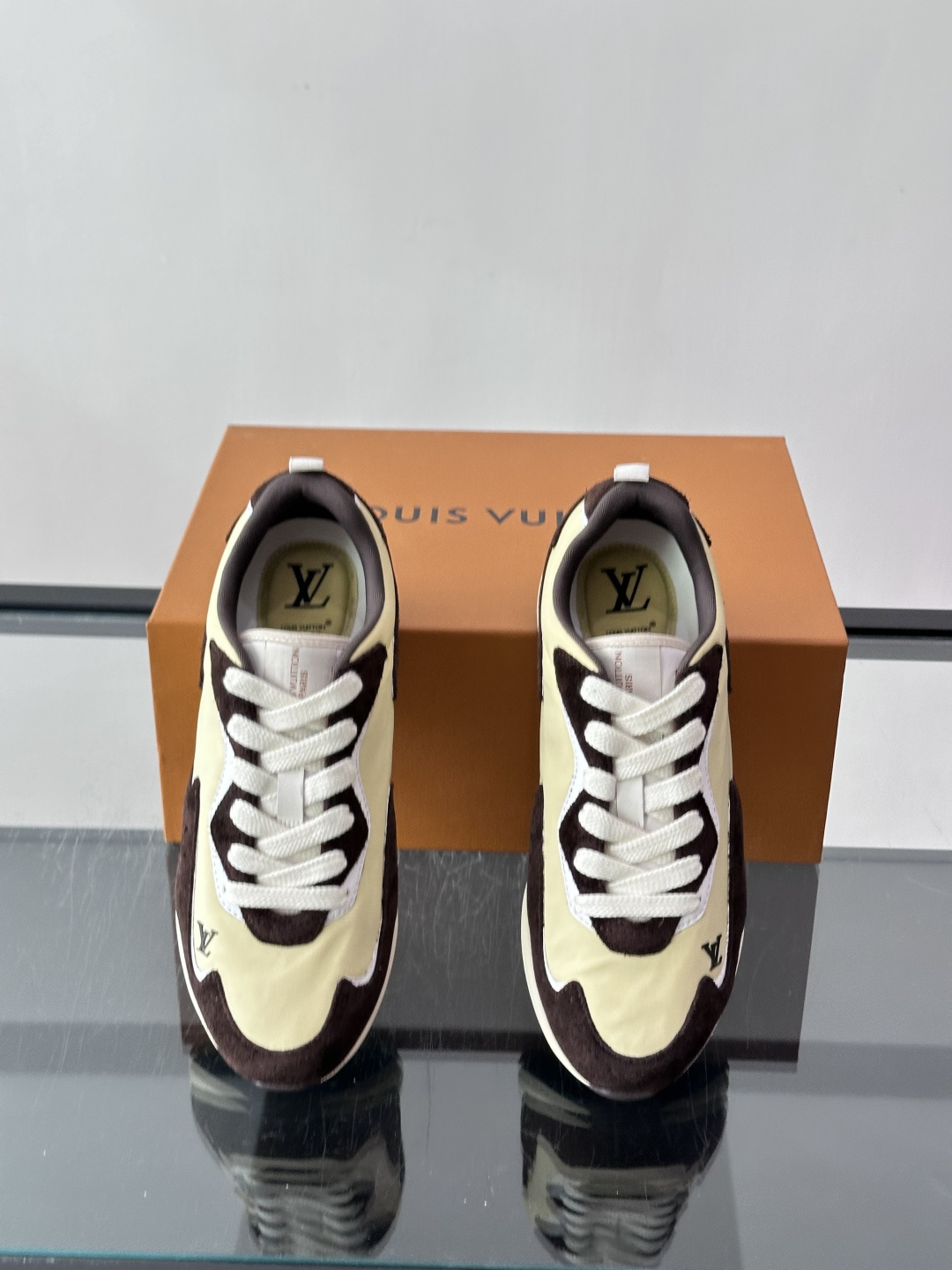 LV DROP-360 运动鞋 LV DROP-360 运动鞋因其仅 300 克的重量而得名，为绒面牛皮革搭配印有 Mo