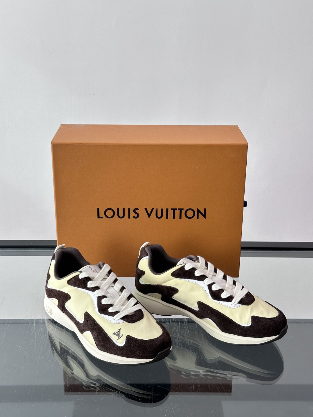 LV DROP-360 运动鞋 LV DROP-360 运动鞋因其仅 300 克的重量而得名，为绒面牛皮革搭配印有 Mo