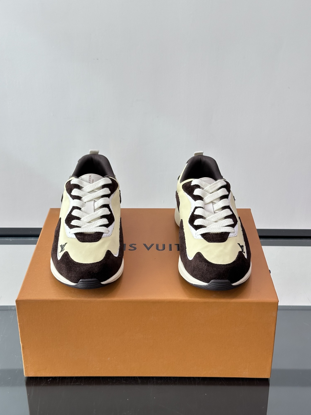 LV DROP-360 运动鞋 LV DROP-360 运动鞋因其仅 300 克的重量而得名，为绒面牛皮革搭配印有 Mo