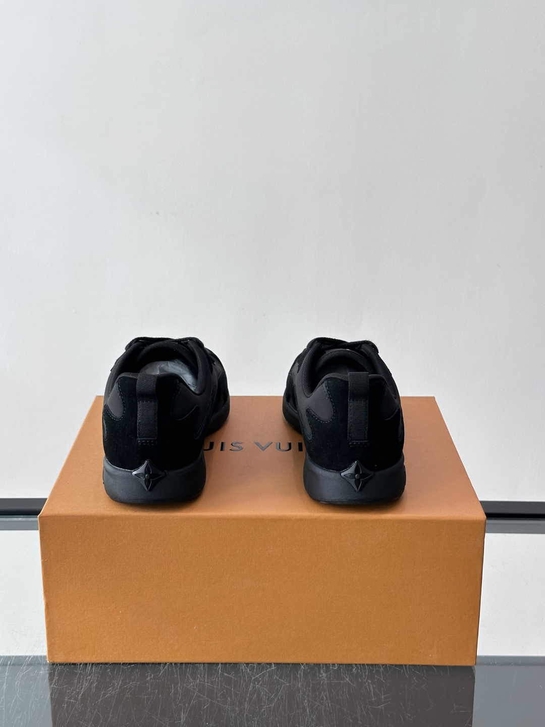 LV DROP-360 运动鞋 LV DROP-360 运动鞋因其仅 300 克的重量而得名，为绒面牛皮革搭配印有 Mo