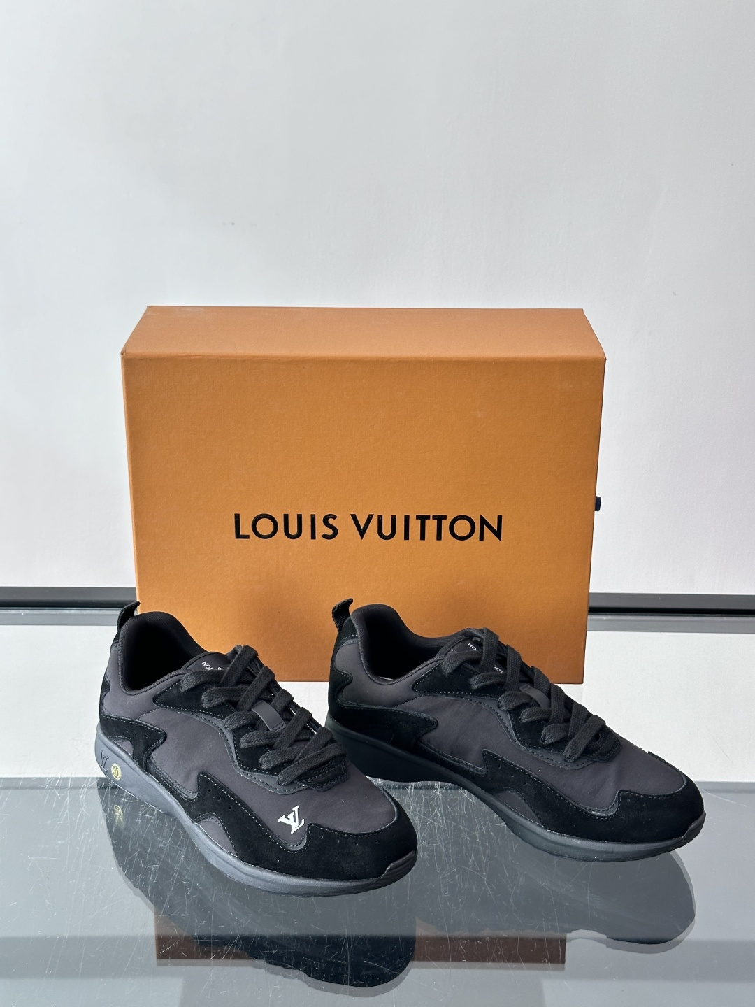LV DROP-360 运动鞋 LV DROP-360 运动鞋因其仅 300 克的重量而得名，为绒面牛皮革搭配印有 Mo