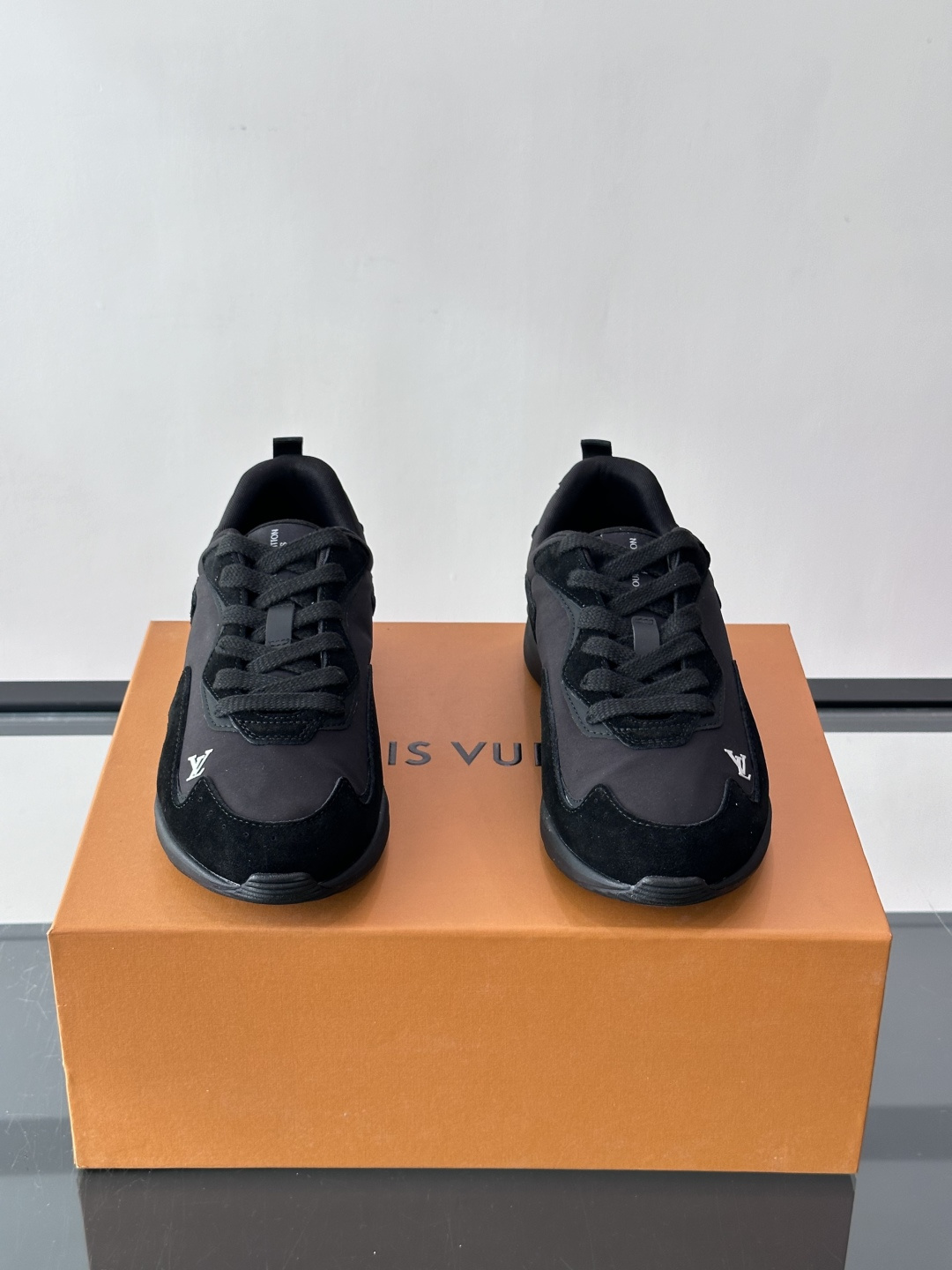 LV DROP-360 运动鞋 LV DROP-360 运动鞋因其仅 300 克的重量而得名，为绒面牛皮革搭配印有 Mo