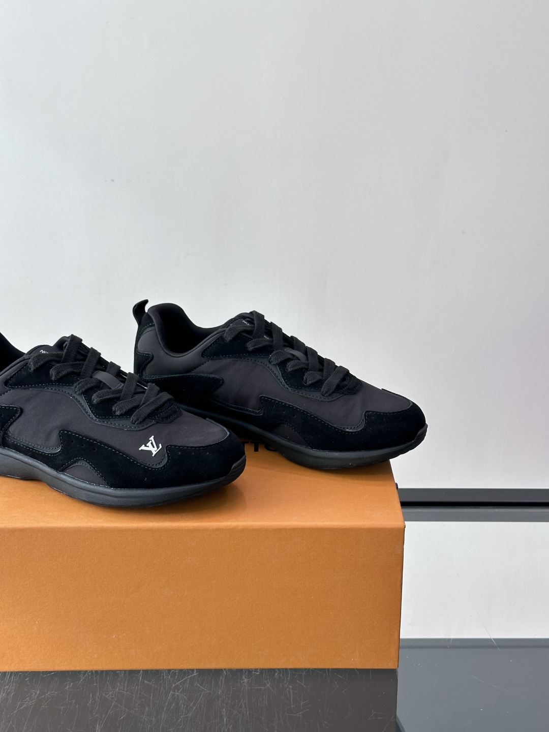 LV DROP-360 运动鞋 LV DROP-360 运动鞋因其仅 300 克的重量而得名，为绒面牛皮革搭配印有 Mo