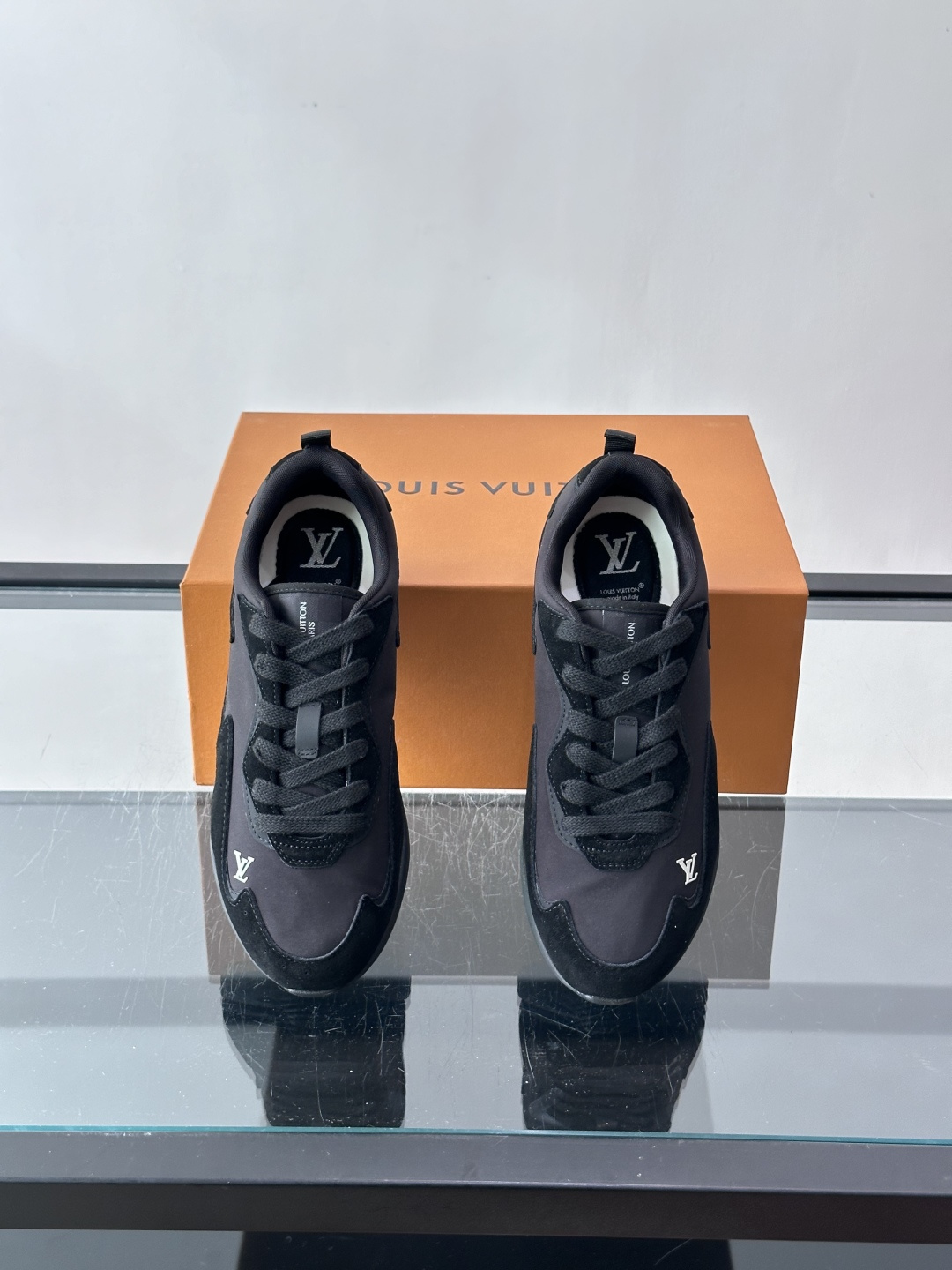 LV DROP-360 运动鞋 LV DROP-360 运动鞋因其仅 300 克的重量而得名，为绒面牛皮革搭配印有 Mo