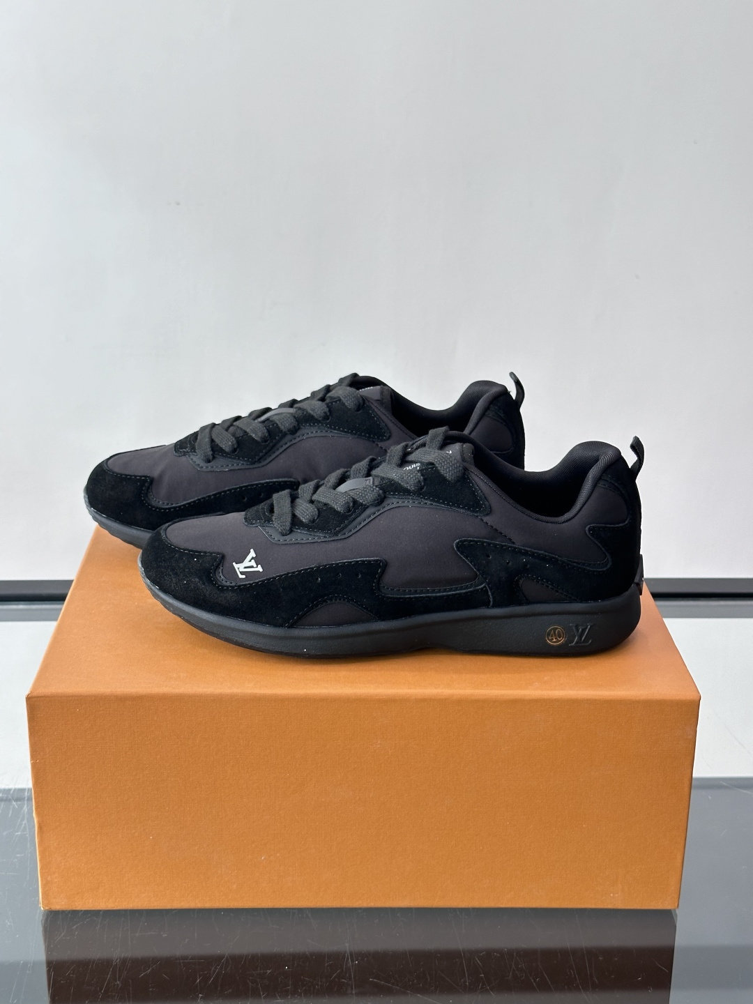 LV DROP-360 运动鞋 LV DROP-360 运动鞋因其仅 300 克的重量而得名，为绒面牛皮革搭配印有 Mo