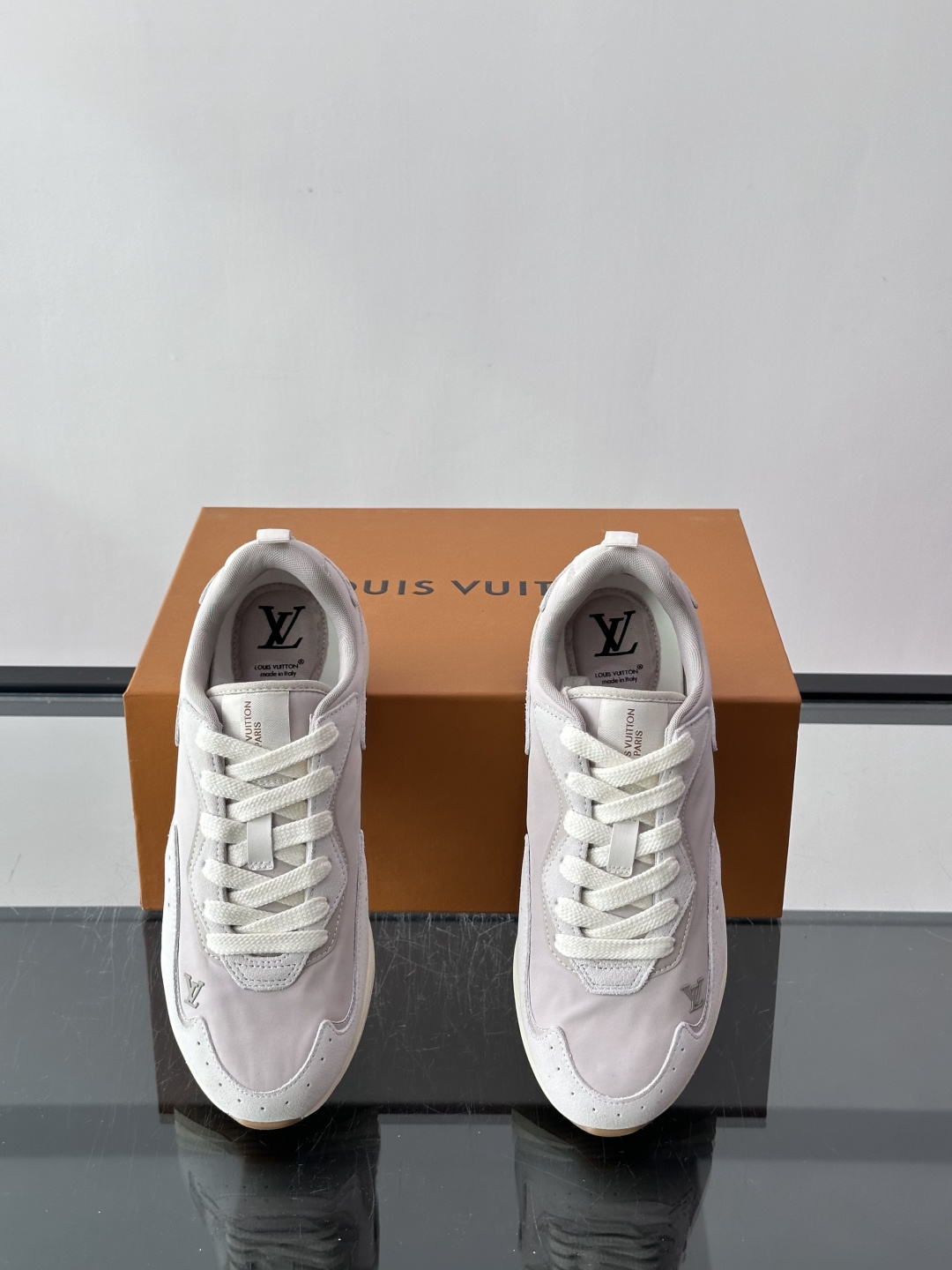 LV DROP-360 运动鞋 LV DROP-360 运动鞋因其仅 300 克的重量而得名，为绒面牛皮革搭配印有 Mo