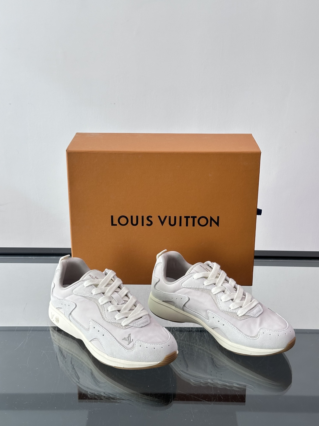 LV DROP-360 运动鞋 LV DROP-360 运动鞋因其仅 300 克的重量而得名，为绒面牛皮革搭配印有 Mo