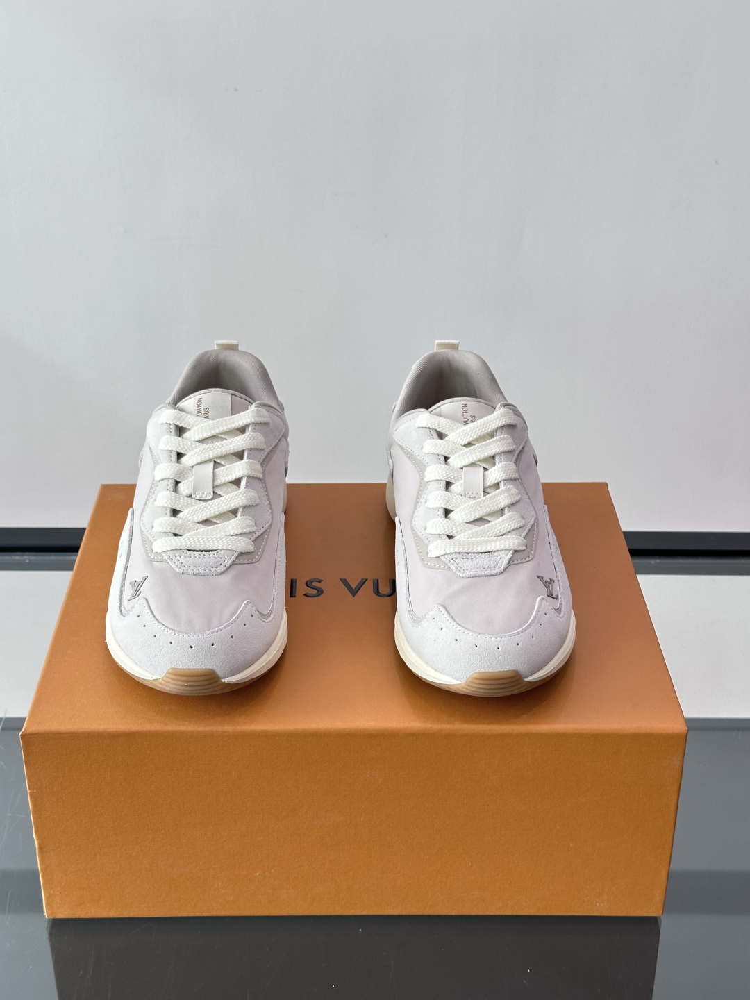 LV DROP-360 运动鞋 LV DROP-360 运动鞋因其仅 300 克的重量而得名，为绒面牛皮革搭配印有 Mo