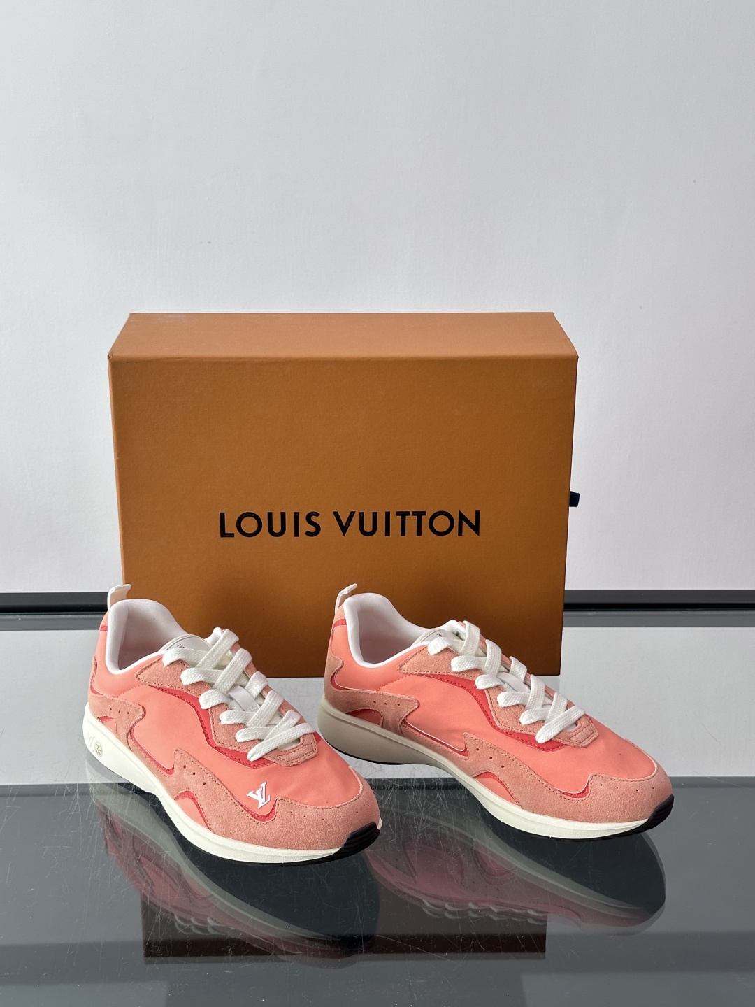 LV DROP-360 运动鞋 LV DROP-360 运动鞋因其仅 300 克的重量而得名，为绒面牛皮革搭配印有 Mo