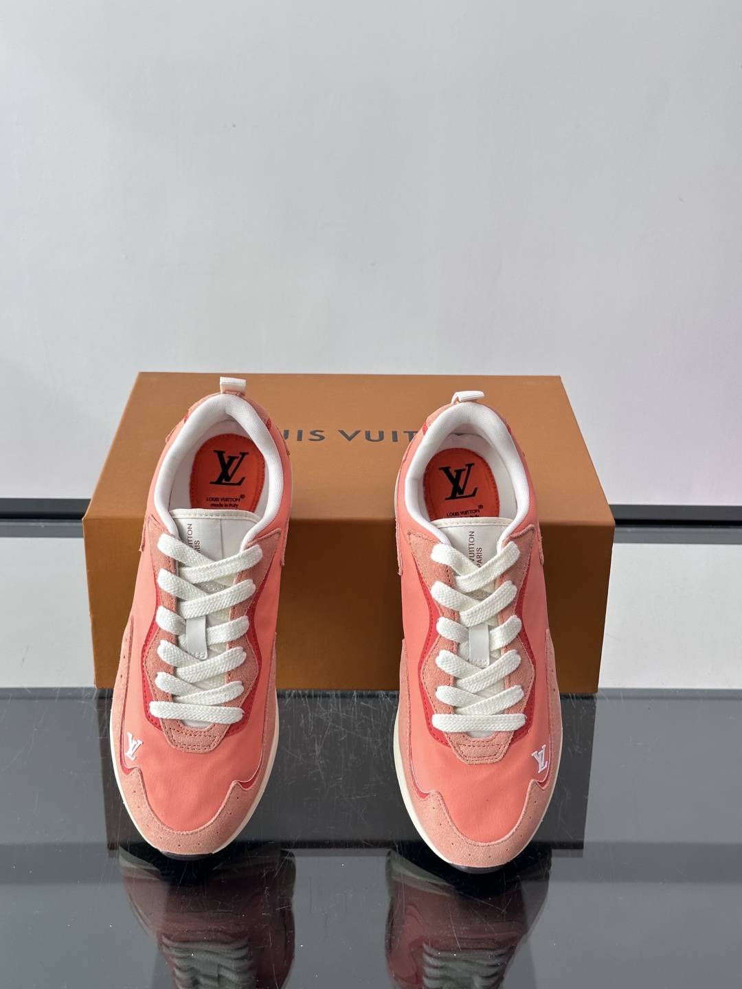 LV DROP-360 运动鞋 LV DROP-360 运动鞋因其仅 300 克的重量而得名，为绒面牛皮革搭配印有 Mo