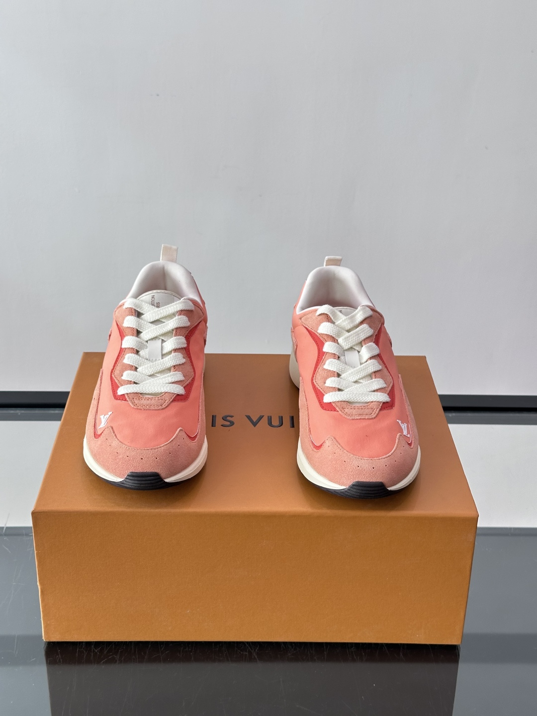LV DROP-360 运动鞋 LV DROP-360 运动鞋因其仅 300 克的重量而得名，为绒面牛皮革搭配印有 Mo