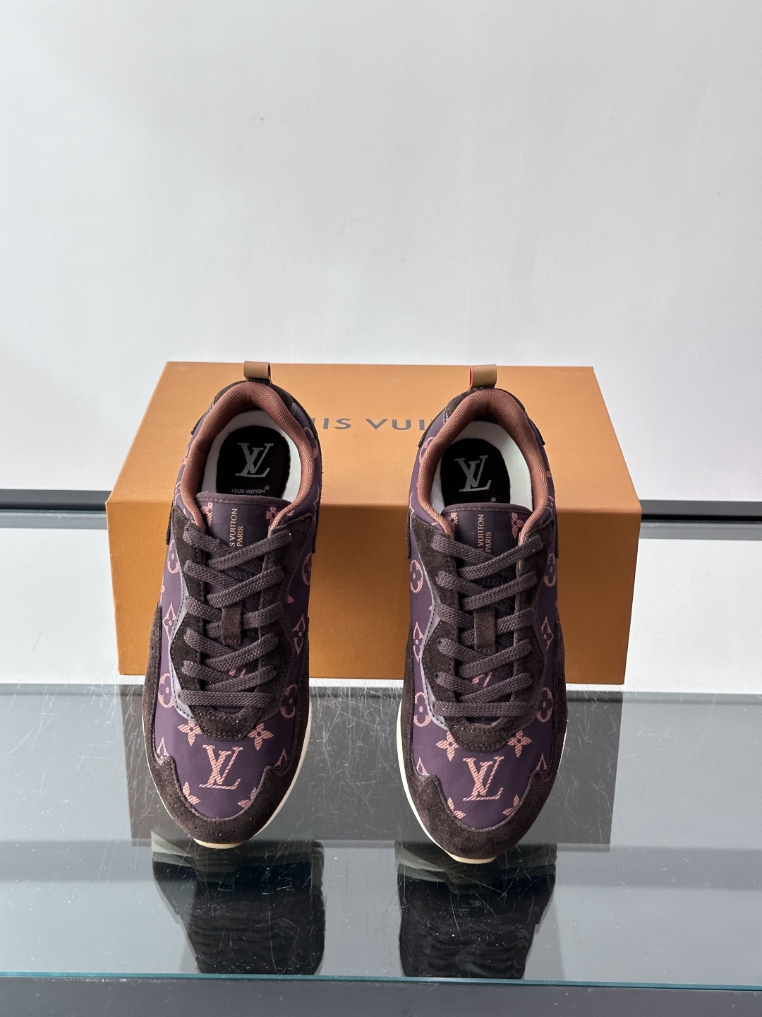 LV DROP-360 运动鞋 LV DROP-360 运动鞋因其仅 300 克的重量而得名，为绒面牛皮革搭配印有 Mo
