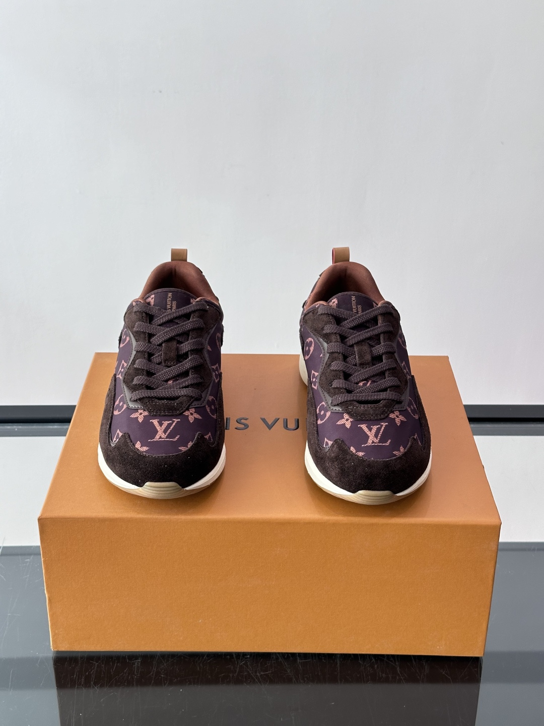 LV DROP-360 运动鞋 LV DROP-360 运动鞋因其仅 300 克的重量而得名，为绒面牛皮革搭配印有 Mo