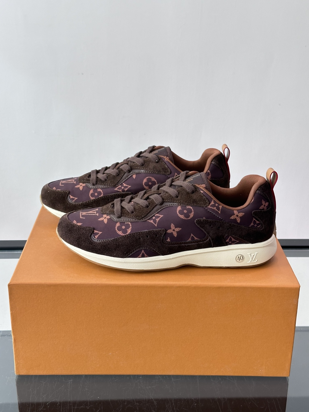 LV DROP-360 运动鞋 LV DROP-360 运动鞋因其仅 300 克的重量而得名，为绒面牛皮革搭配印有 Mo