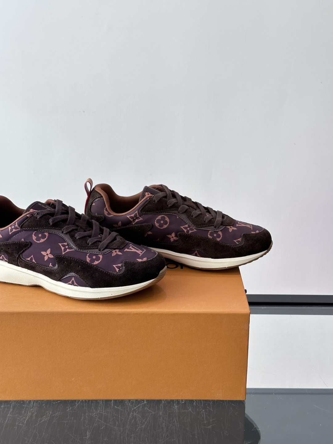 LV DROP-360 运动鞋 LV DROP-360 运动鞋因其仅 300 克的重量而得名，为绒面牛皮革搭配印有 Mo