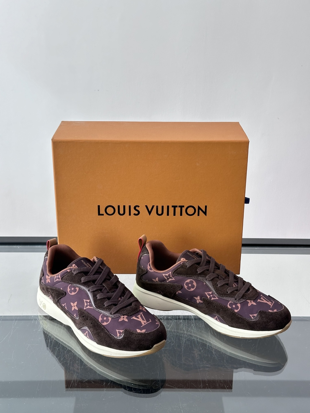LV DROP-360 运动鞋 LV DROP-360 运动鞋因其仅 300 克的重量而得名，为绒面牛皮革搭配印有 Mo