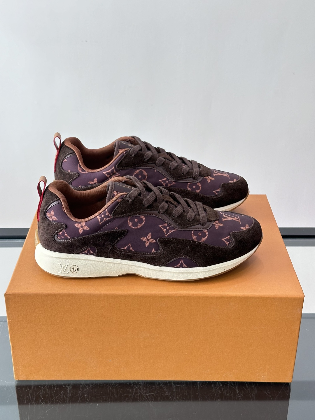 LV DROP-360 运动鞋 LV DROP-360 运动鞋因其仅 300 克的重量而得名，为绒面牛皮革搭配印有 Mo