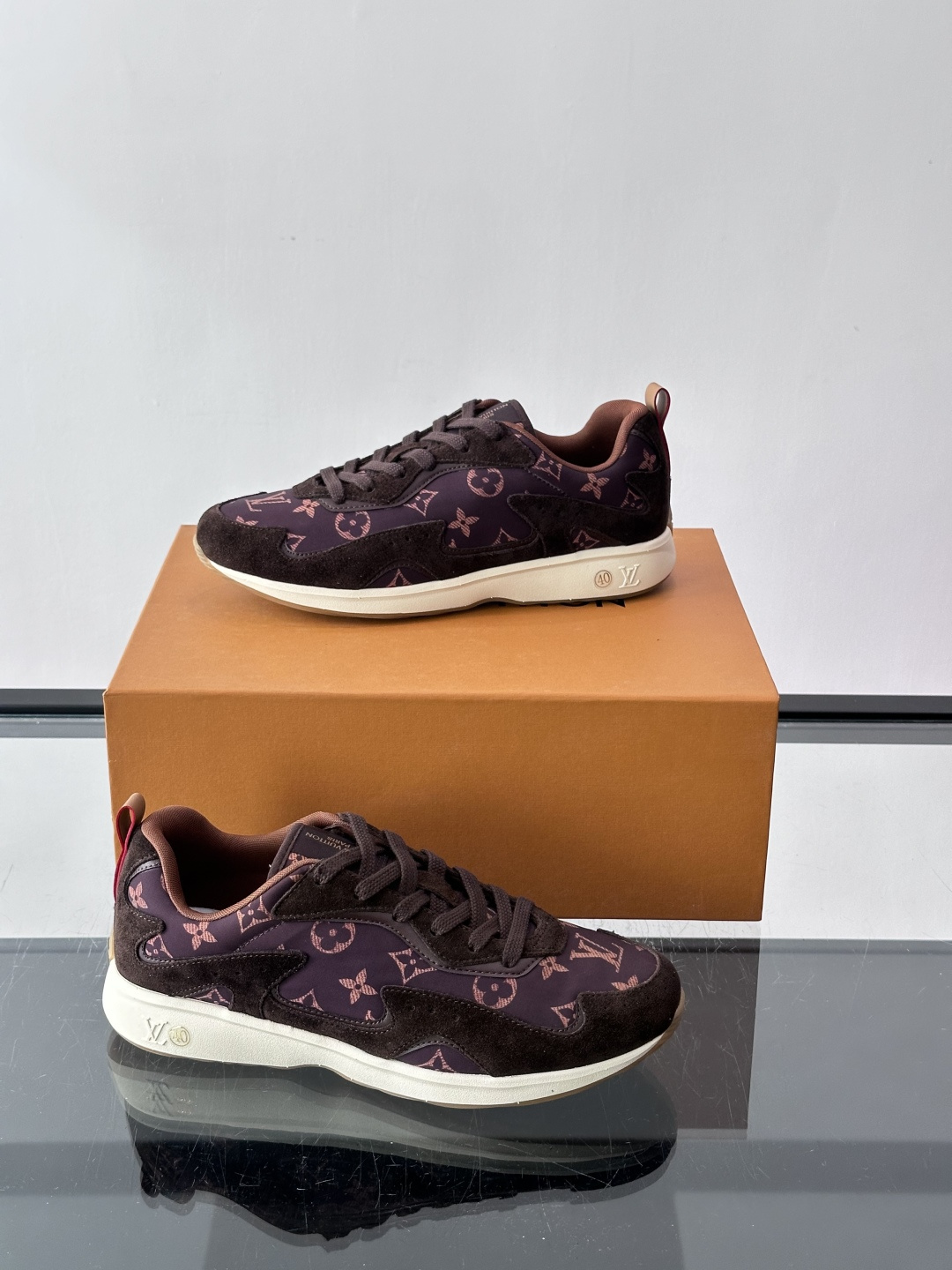 LV DROP-360 运动鞋 LV DROP-360 运动鞋因其仅 300 克的重量而得名，为绒面牛皮革搭配印有 Mo