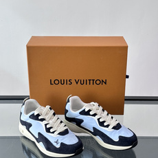 LV DROP-360 运动鞋 LV DROP-360 运动鞋因其仅 300 克的重量而得名,为绒面牛皮革搭配印有 Mo LV DROP-360 运动鞋 LV DROP-360 运动鞋因其仅 300 克的重量而得名,为绒面牛皮革搭配印有 Mo