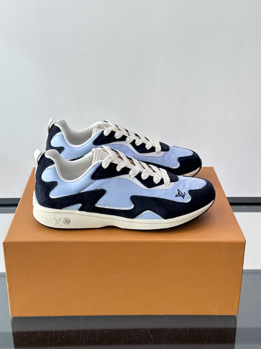 LV DROP-360 运动鞋 LV DROP-360 运动鞋因其仅 300 克的重量而得名，为绒面牛皮革搭配印有 Mo