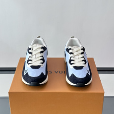LV DROP-360 运动鞋 LV DROP-360 运动鞋因其仅 300 克的重量而得名,为绒面牛皮革搭配印有 Mo LV DROP-360 运动鞋 LV DROP-360 运动鞋因其仅 300 克的重量而得名,为绒面牛皮革搭配印有 Mo