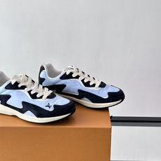 LV DROP-360 运动鞋 LV DROP-360 运动鞋因其仅 300 克的重量而得名,为绒面牛皮革搭配印有 Mo LV DROP-360 运动鞋 LV DROP-360 运动鞋因其仅 300 克的重量而得名,为绒面牛皮革搭配印有 Mo